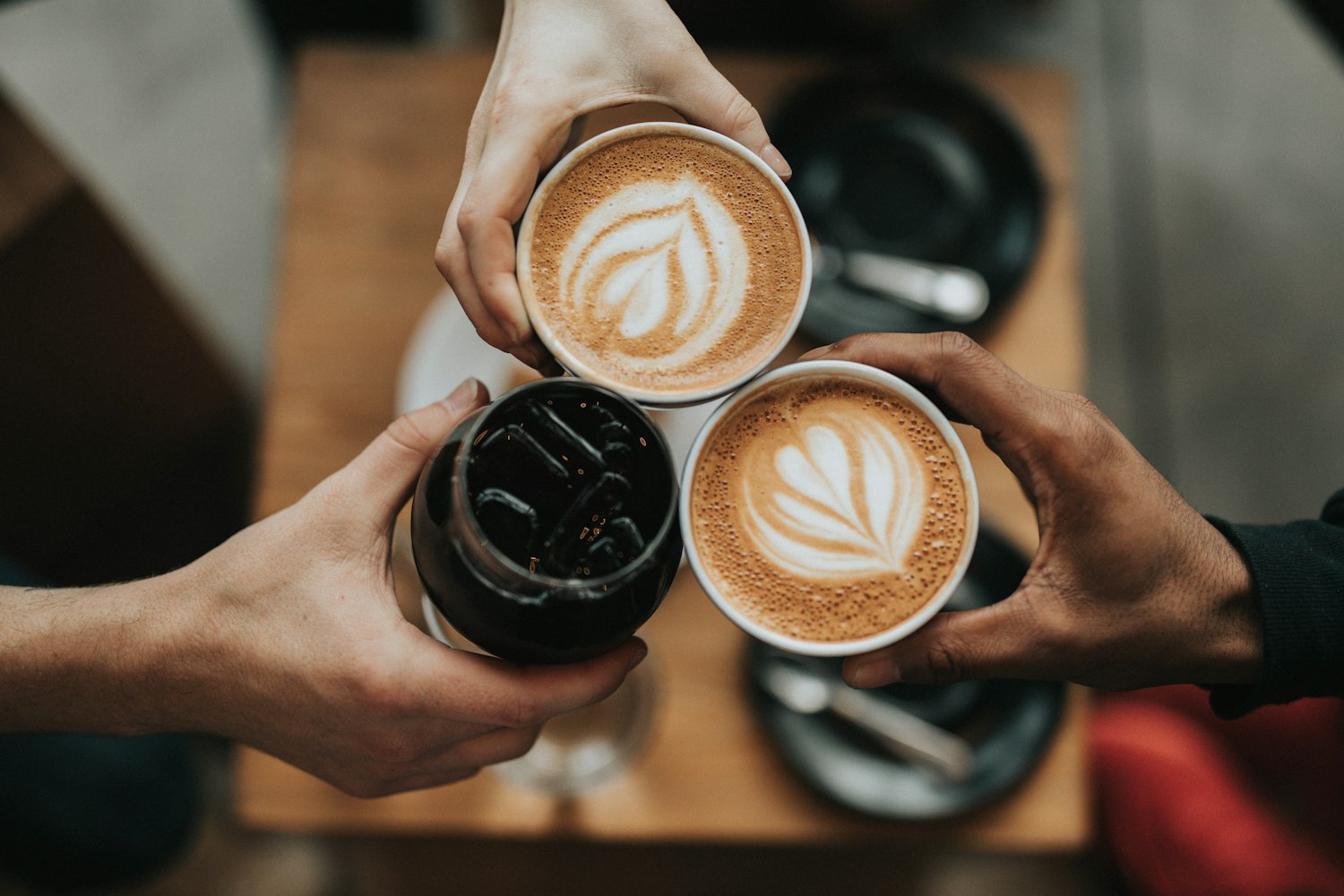 Een cappuccino in een porseleinen kopje op een marmeren tafeltje